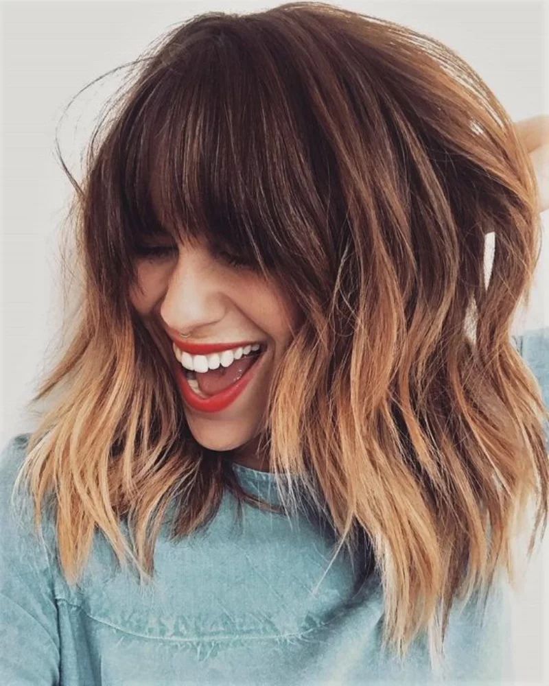 wispy bangs mittellange haare trendfrisur 2023