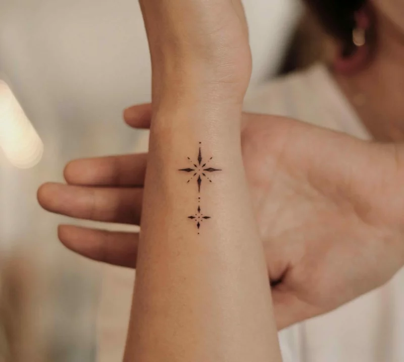 zwei stern tattoo am handgelenk dotwork