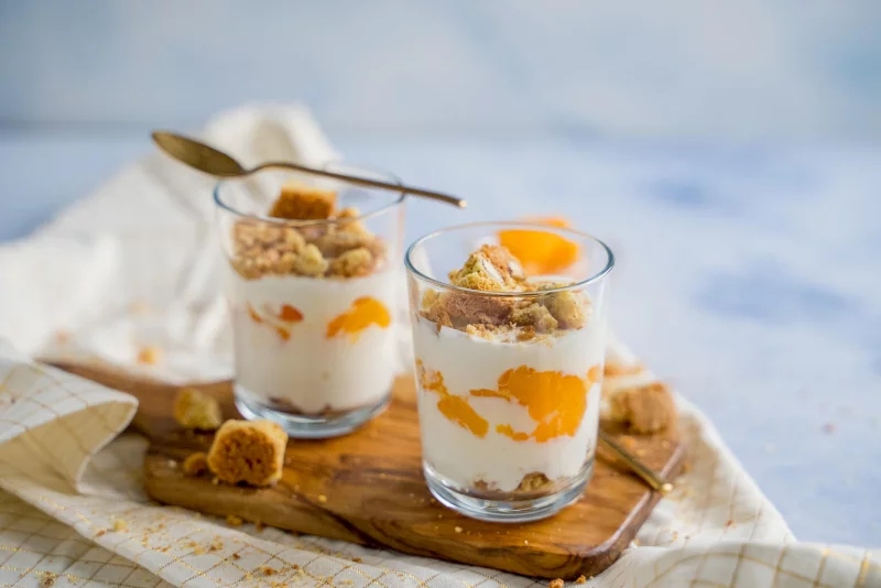 Griechischer Joghurt Dessert mit Orangen und Keksstuecke