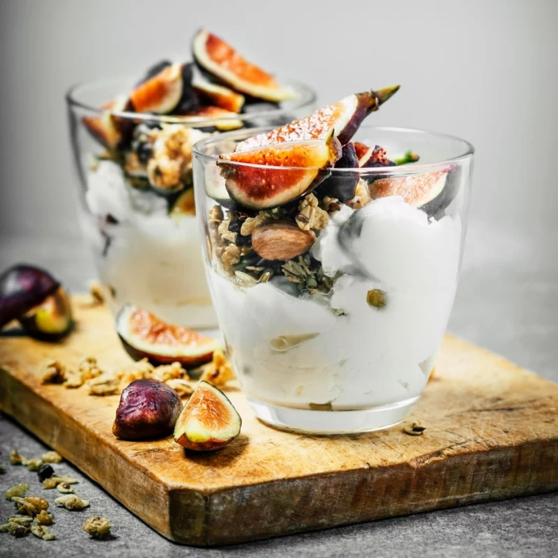 Griechischer Joghurt bereichert durch leckere Fruechte Feigen Nuesse