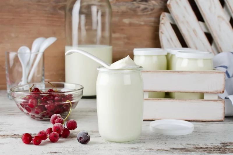 Griechischer Joghurt dicke weisse cremige Konsistenz schmeckt gut ist gesund
