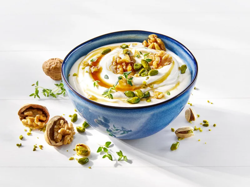 Griechischer Joghurt perfektes Essen proteinreich kohlenhydratarm guter Geschmack mit Nuessen