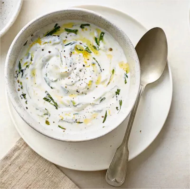 Griechischer Joghurt salziger Geschmack mit Dill als Dip oder Vorspeise