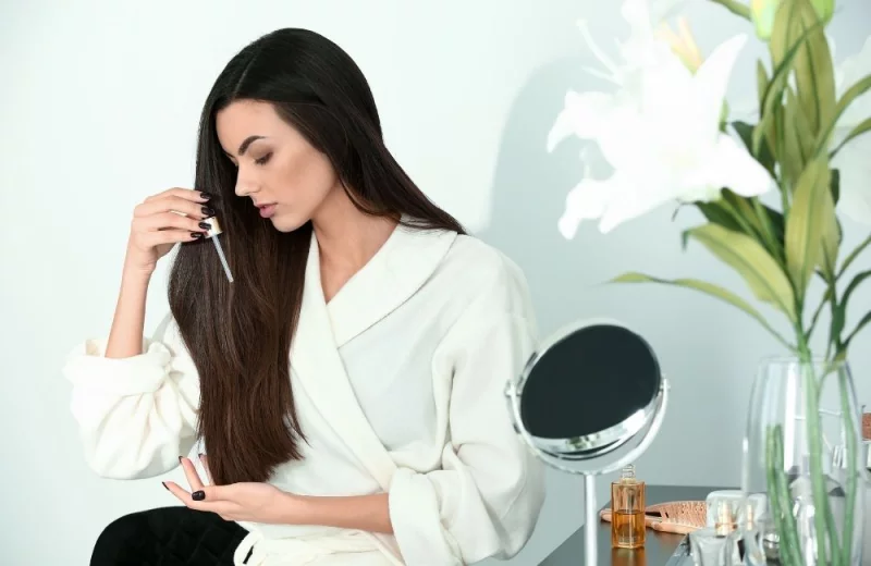 Rosmarinoel fuer die Haare junge Frau gesundes langes Haar Haarmaske mit Rosmarinoel