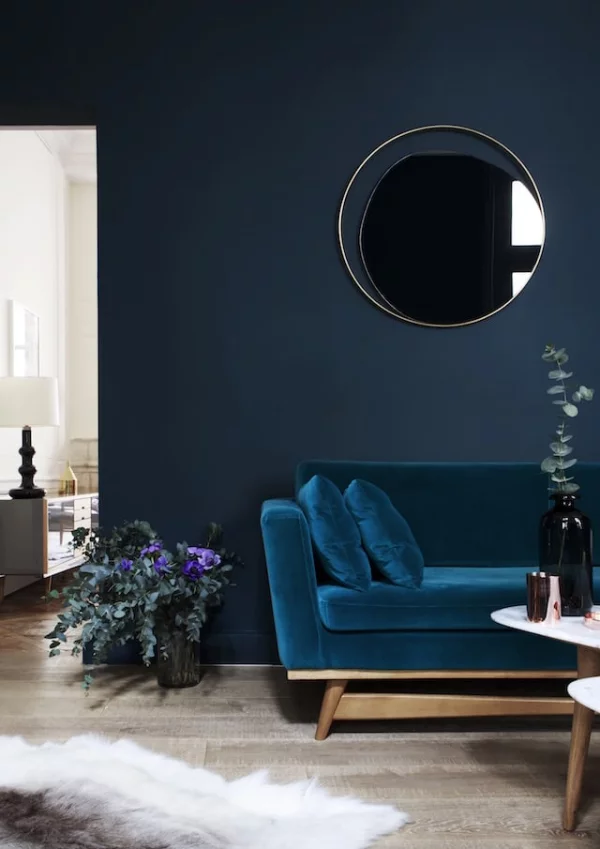 Wandfarben out 2023 Marineblaue Wand Sofa aus Samt Wandspiegel zu auffaellig