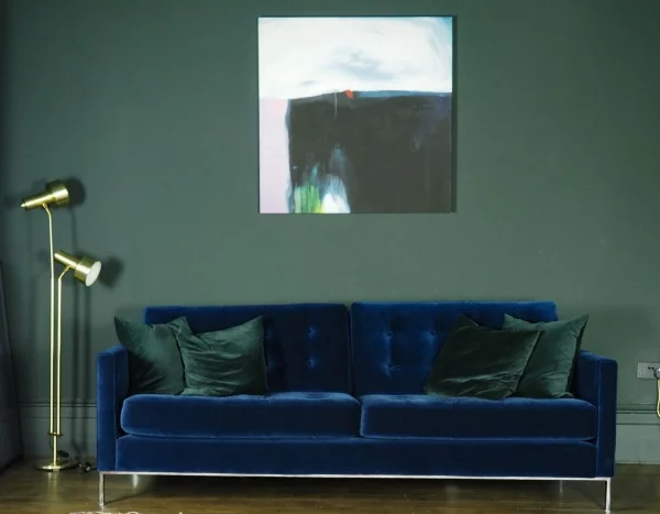 Wandfarben out 2023 dunkelgruene Wand Bild marineblaue Couch zu dramatisch