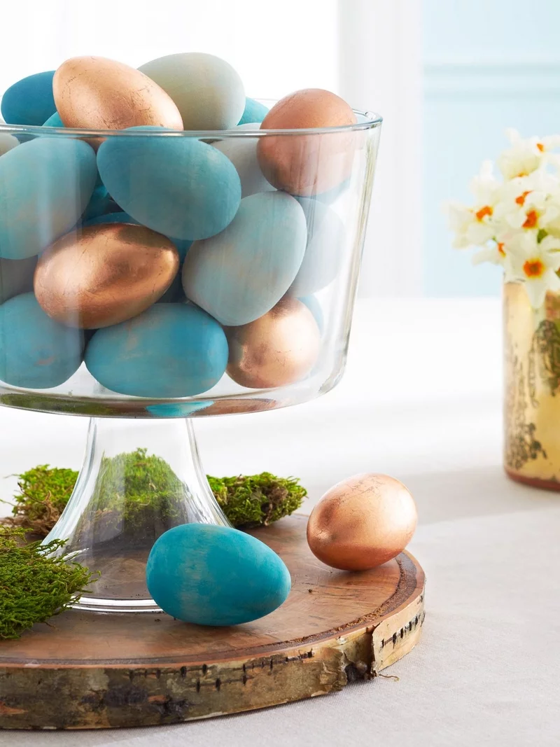 kreative Tischdekoration zu Ostern mit Ostereiern in Schalen
