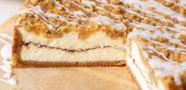 Käsekuchen mit einer Oberschicht mit Nüssen 