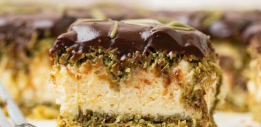 leckeres Dessert mit Schokoglasur und Nüssen 
