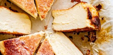klassischer Käsekuchen in Stücke geschnitten 