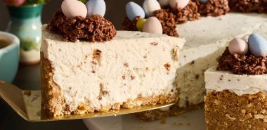 Osterkuchen mit kleinen bunten Eiern verziert