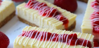 Käsekuchen in Stücke geschnitten 
