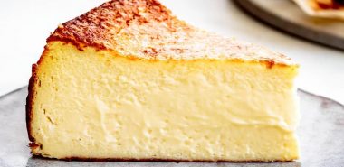 ein Stück klassischer Käsekuchen ohne Früchte