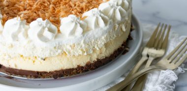 Kuchen mit Sahne und geriebener Schokolade