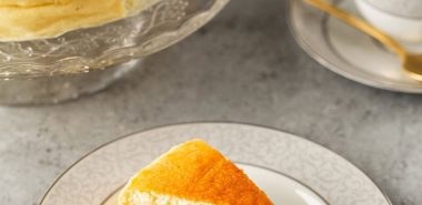 ein Stück Käsekuchen zum Kaffee serviert