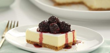 ein Stück Käsekuchen mit leckeren Früchten 