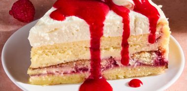 Kuchen in Schichten mit Beeren verziert