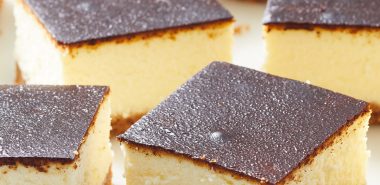 Käsekuchen in quadratische Stücke geschnitten 