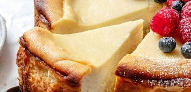 Käsekuchen aus Mürbeteig und Quark mit Früchten verziert