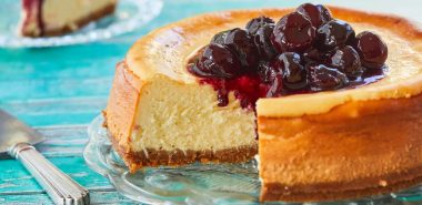 Käsekuchen mit Boden, cremiger Füllung und Früchten darauf