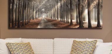 ein schönes Wandbild über dem Sofa im Wohnzimmer