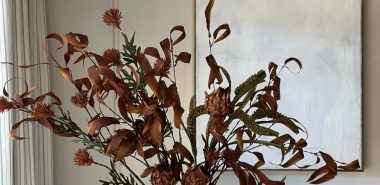 trockene Gräser und Blumen in der Vase - Herbstakzente im Raum 