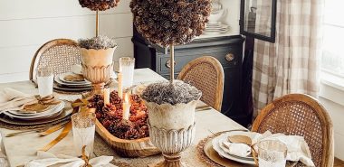 schön dekorierter Esstisch im Einklang mit der herbstlichen Natur 