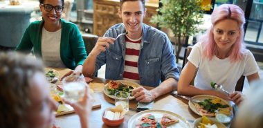 gesund und fit - junge Leute bei Tisch 