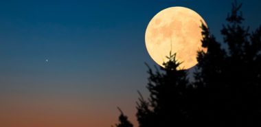 helles Objekt über dem Wand - Vollmond 