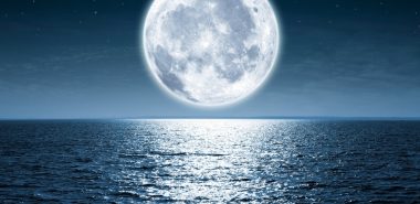 Monddiät bei Vollmond - hier über dem Meer