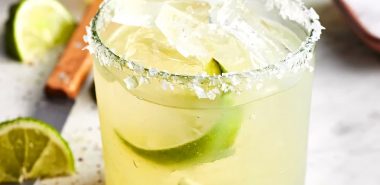 Zitronenwasser mit Eis und Limettenscheiben 