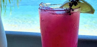 Jedes Sommergetränk enthält viel Eis und erfrischt