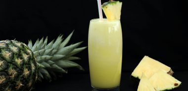 ein Sommergetränk mit Ananas Saft 
