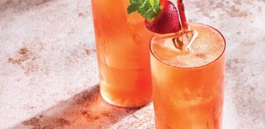 Erdbeer-Rose- Sangria - zwei Gläser