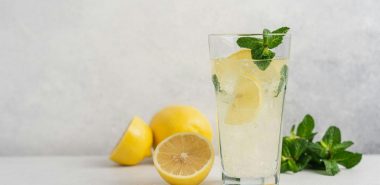 Zitronenwasser mit frischen Minzblättern garniert