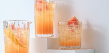 drei Grapefruit Sommergetränke mit Fruchtscheiben garniert