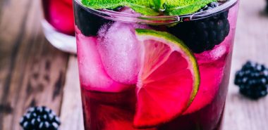 Brombeer-Zitronen-Drink mit Minzblättern 