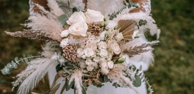 cremefarbene Blumen mit trockenen Gräsern kombiniert