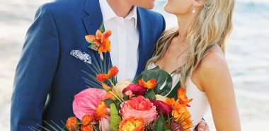 junges Brautpaar sieht glücklich aus am Hochzeitstag 