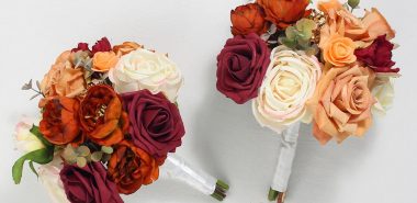 Zwei Bouquets aus bunten Rosen