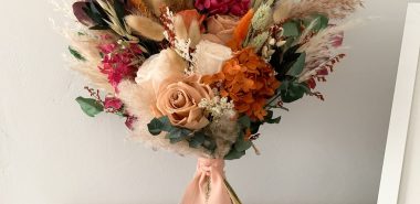 typische Herbstblumen und Trockengräser gemischt 