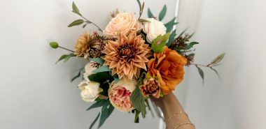 Herbstblumen mit Grünen Blättern kombinieren 