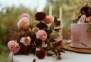 Brautstrauß Herbst in warmen Farben neben der Hochzeitstorte