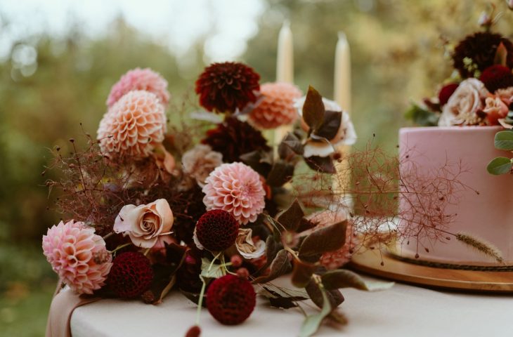 Brautstrauß Herbst in warmen Farben neben der Hochzeitstorte