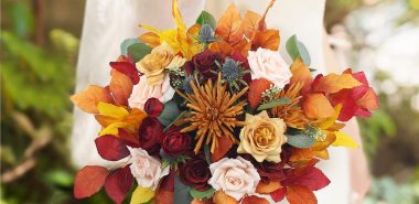 junge Braut mit schönem Bouquet 