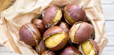 geröstete Esskastanien kann man auf dem Markt kaufen 