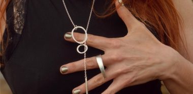 junge Frau trägt viel Silberschmuck 