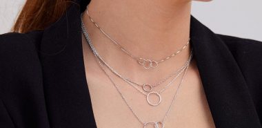 junge Frau trägt schönen Silberschmuck