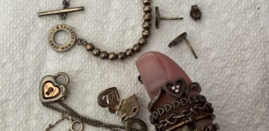 schwarz aussehendes Silber reinigen 