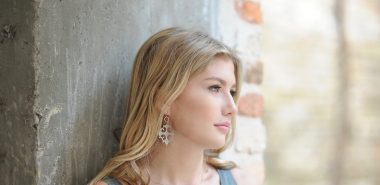 junge Frau trägt Silberschmuck